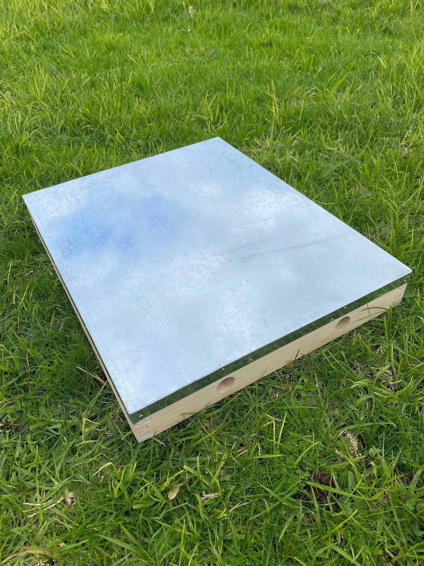 Assembled Galvanised Bee Hive Lid with Ventilation